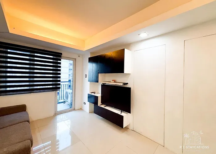 R E Staycations Aparthotel
